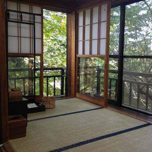 【大正館】藤村が実際に千曲川旅情の詩を執筆した部屋でございます。