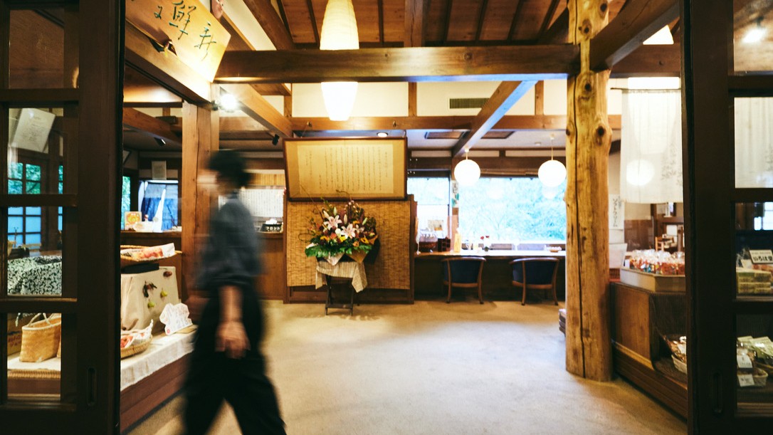 木の温もりある館内