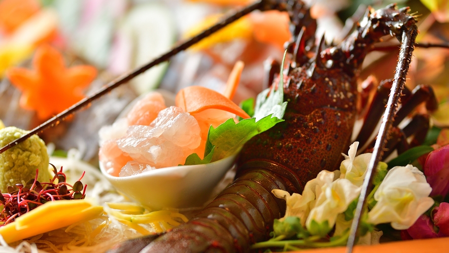 【伊勢海老】ぷりぷりお刺身に香ばしい焼き物、出汁が美味しいお味噌汁、様々なお料理で満喫！