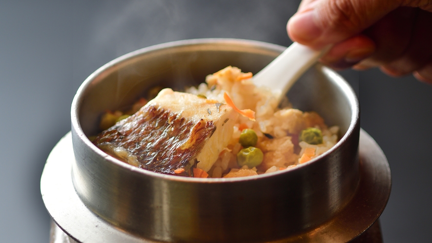 【鯛めし】ふっくらとしたご飯に鯛の旨味が染み込んだ絶品。ぜひ炊き立てのお味をご賞味ください。