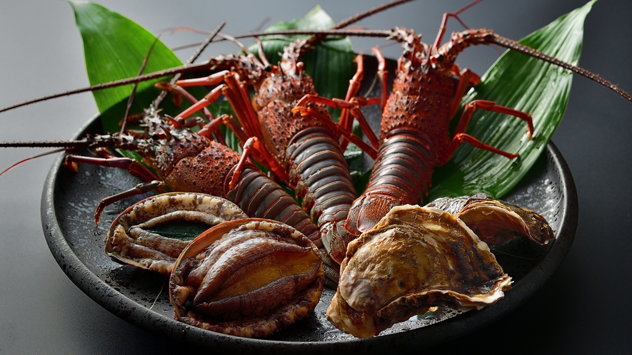 伊勢志摩を代表する「伊勢海老」は濃厚な味わい、肉厚でコリコリ食感の「アワビ」も名物です