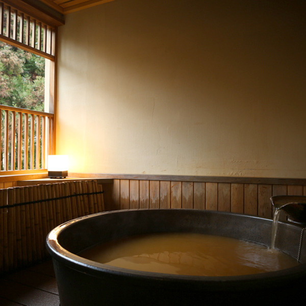 Guest room_Japanese-style room with open-air golden spring bath