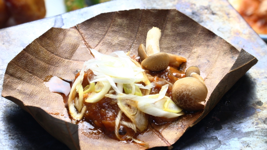 朝食の飛騨名物　朴葉みそ