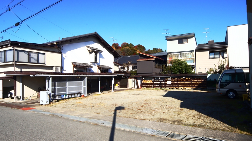 宿から徒歩5分圏内の駐車場 