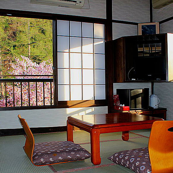 清流を望むゆったり12畳