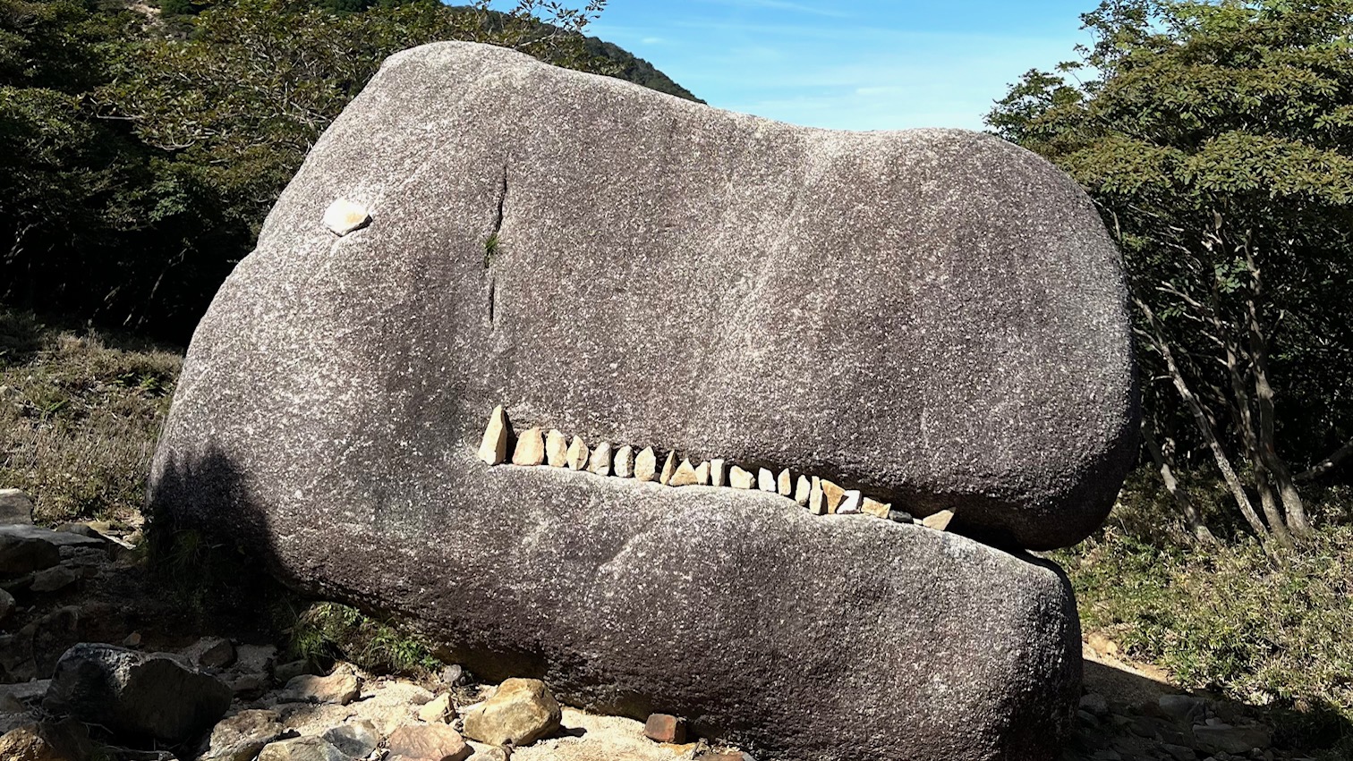 ゴジラ岩