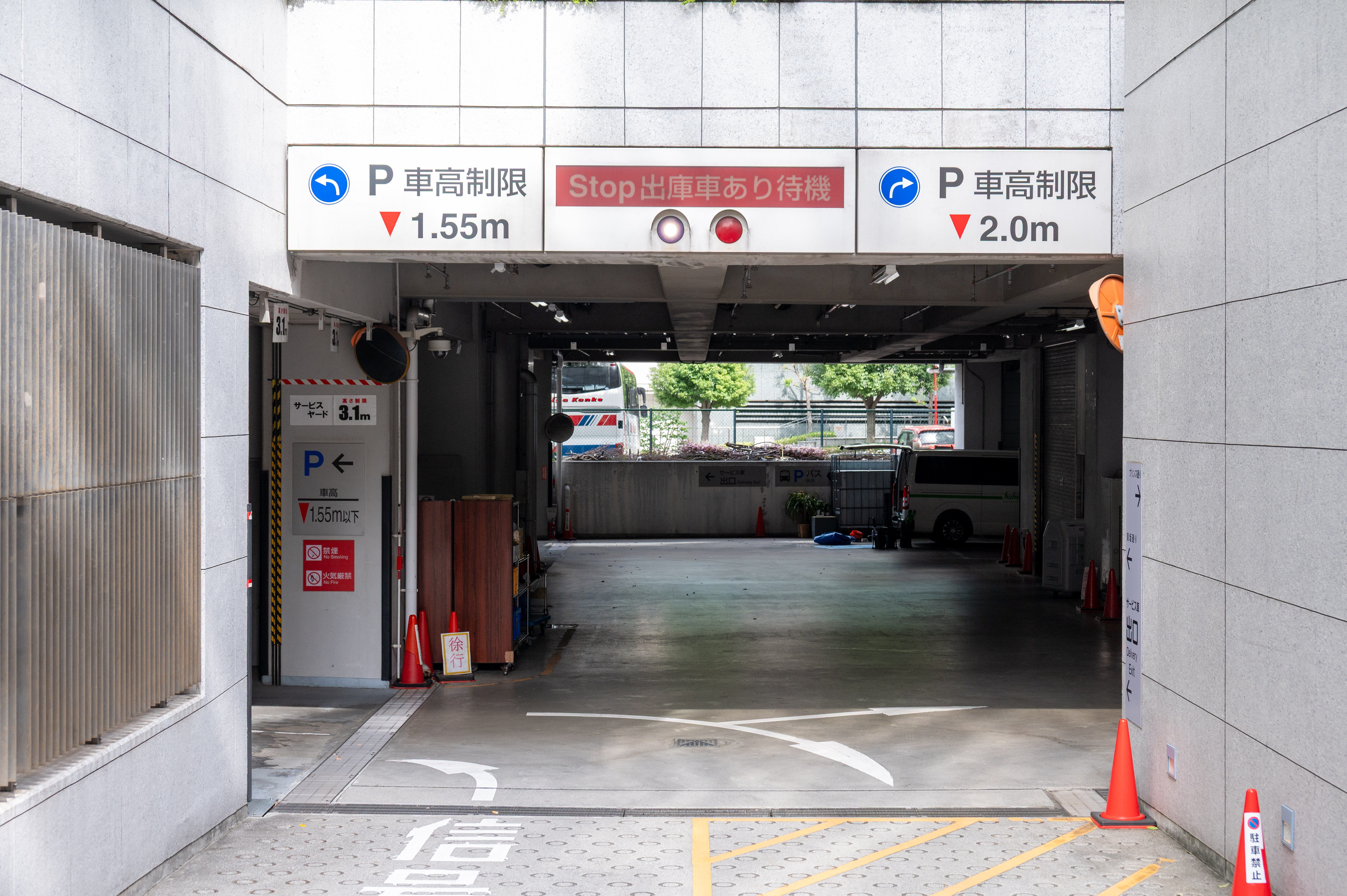 ホテル地下駐車場