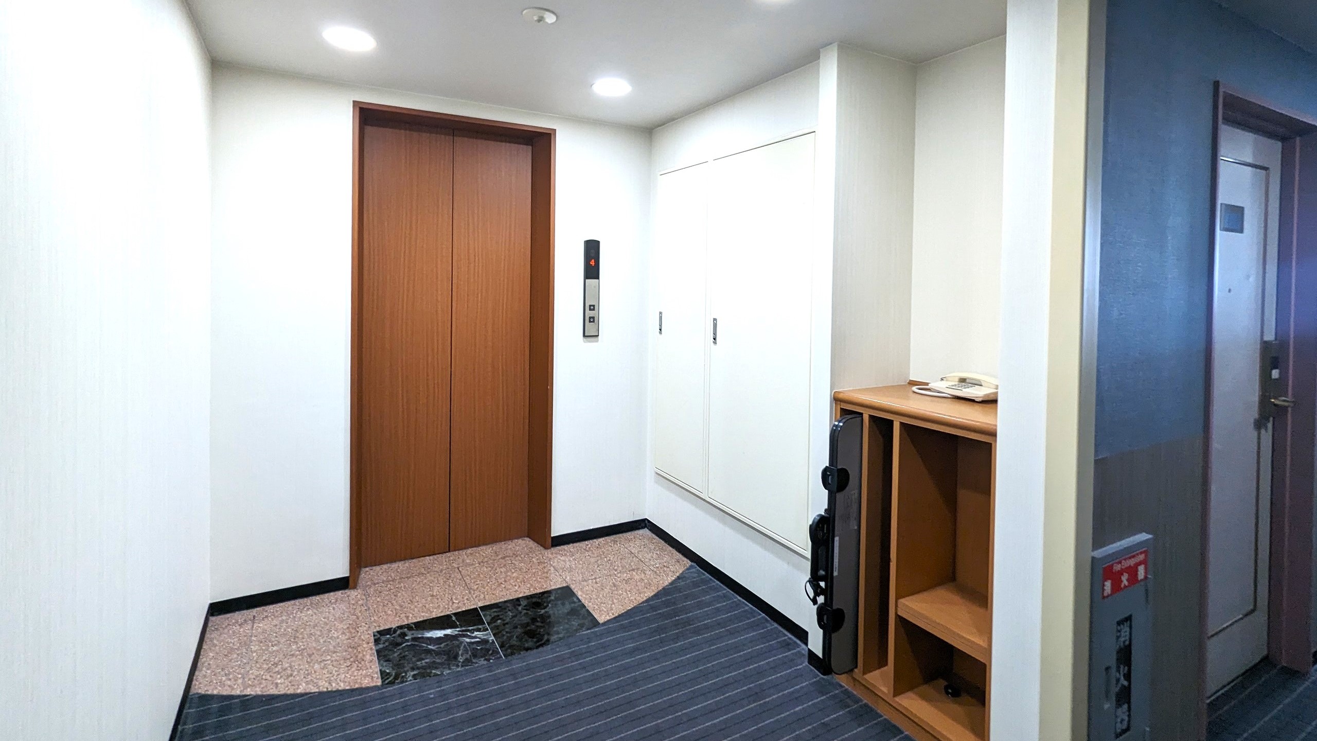 客室フロア　エレベータホール