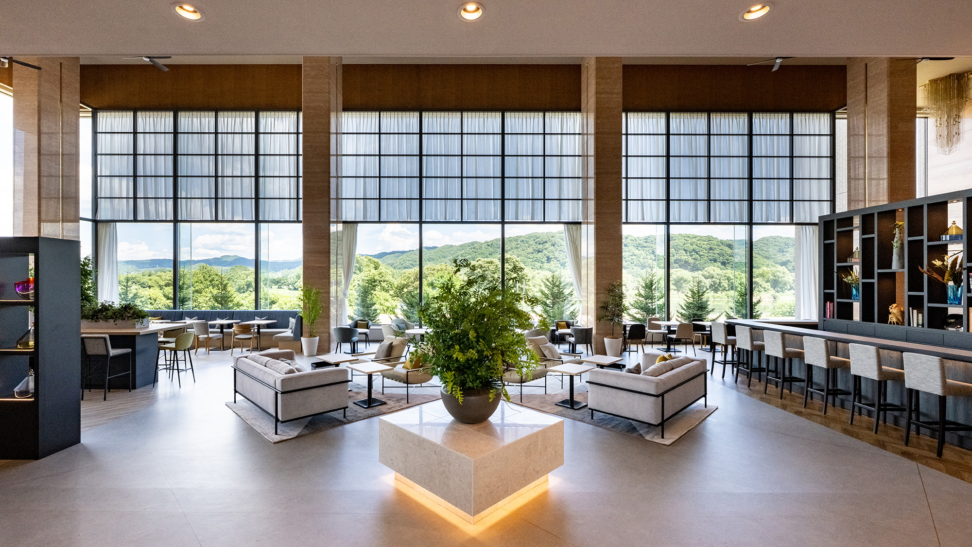 開放感と心地よさが溶け合う空間で、思い思いのひとときをお過ごしください