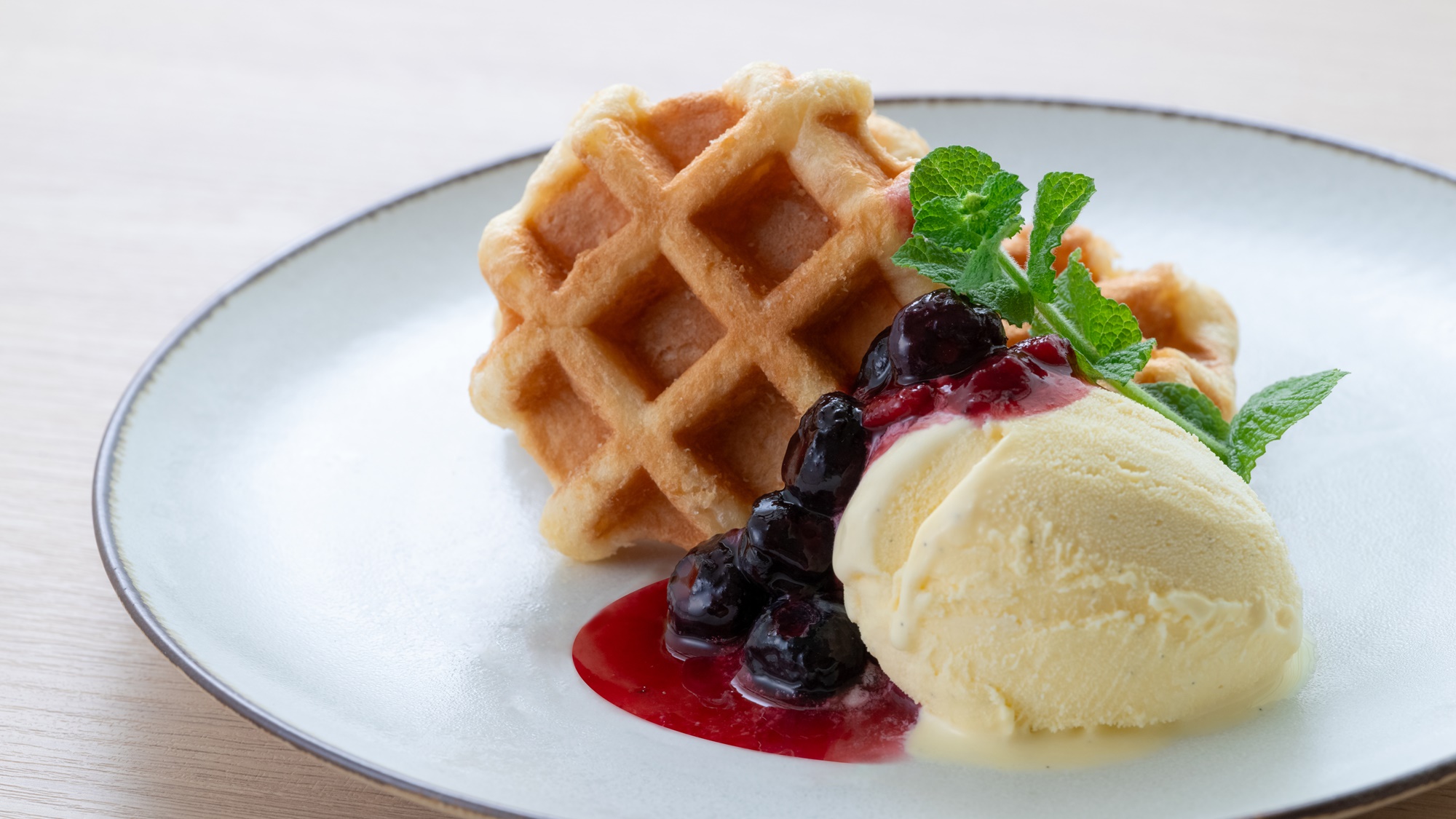 【ランチ＆ディナーメニュー】ワッフル プレミアムバニラアイス添え