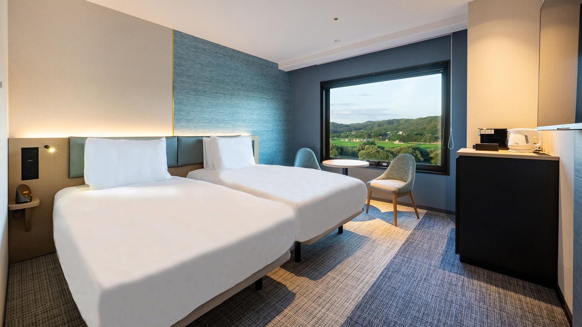 スタンダードツインは、幅100㎝のベッド2台をご用意。お部屋からは北上川を望めます