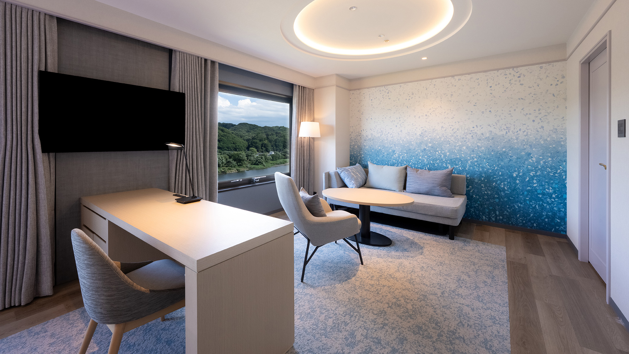 スイートは46㎡と広々とした空間。快適なリビングエリアで上質な滞在を演出します