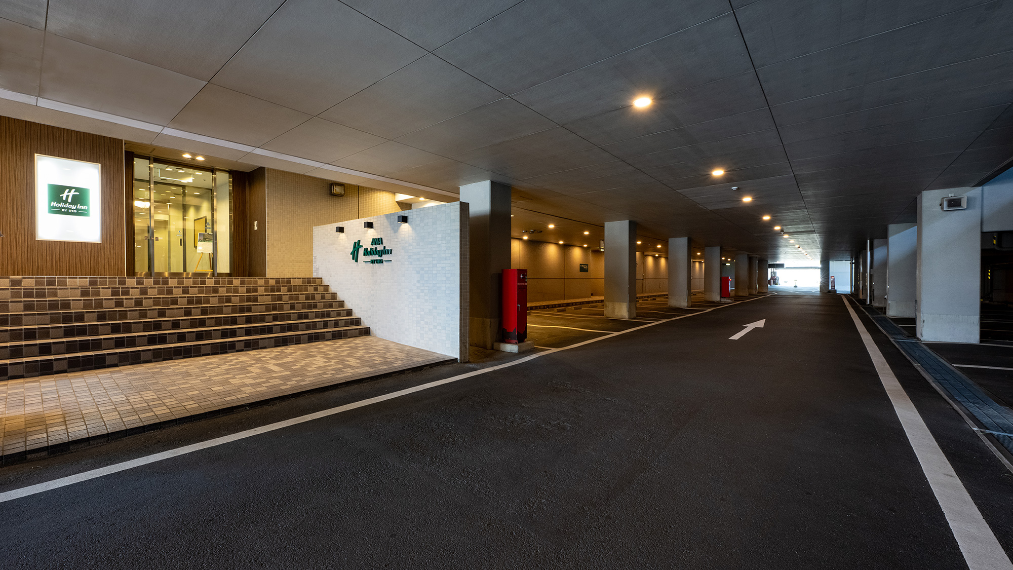 ホテル地階（屋内）駐車場＜無料＞