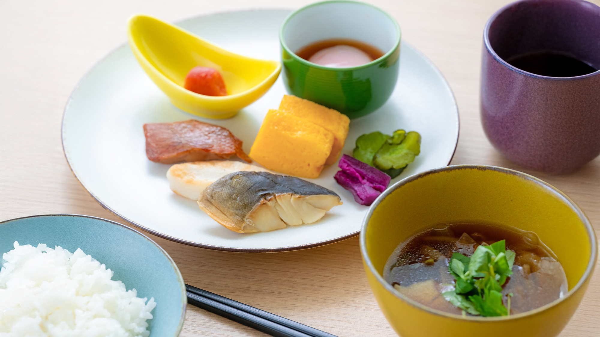 ご飯に合う焼き魚や小鉢料理を取り揃えた、和食メニューも取り揃えております