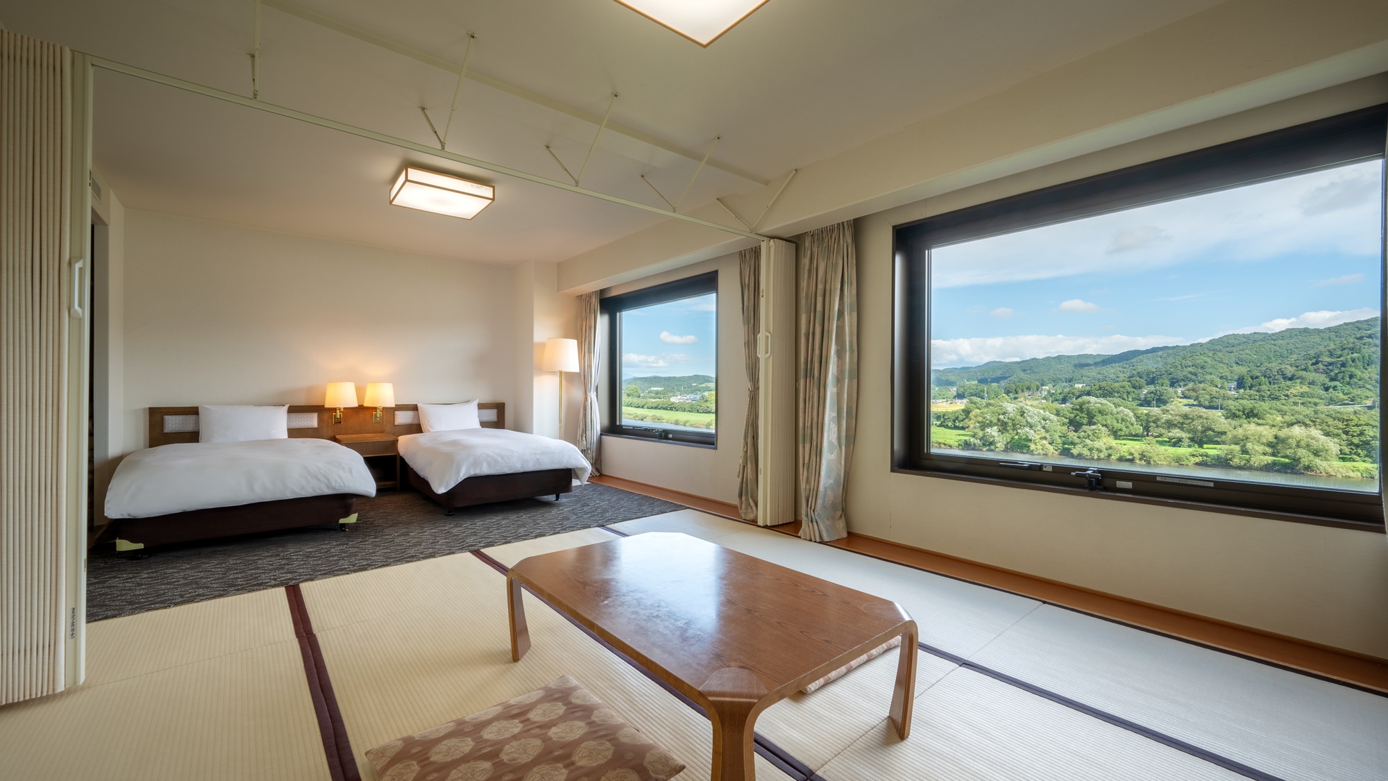 和洋室は幅110cmのベッド2台とお布団で、2～5名様までご利用いただけるお部屋です