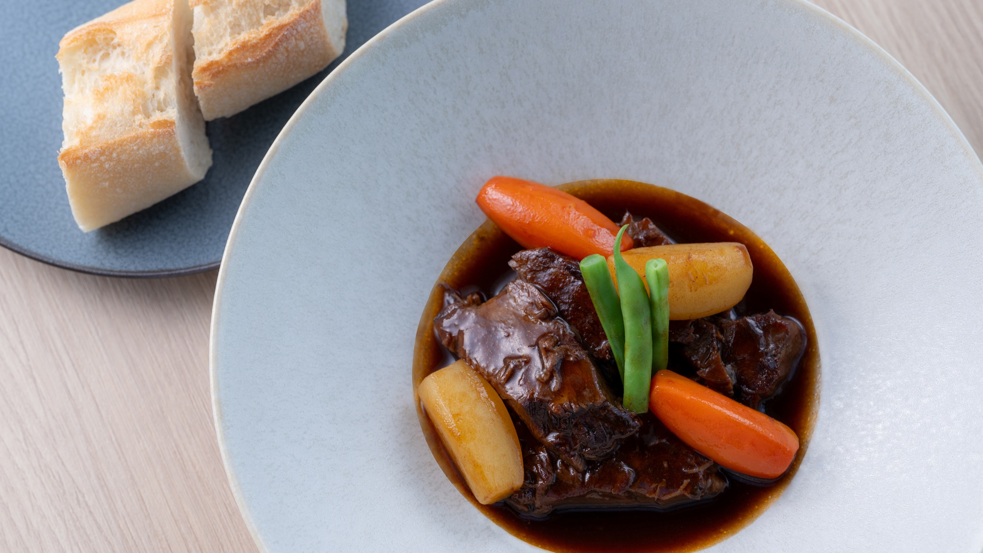 【ランチ＆ディナーメニュー】岩手県産黒毛和牛赤ワイン煮込みリバプール風 バゲット付き