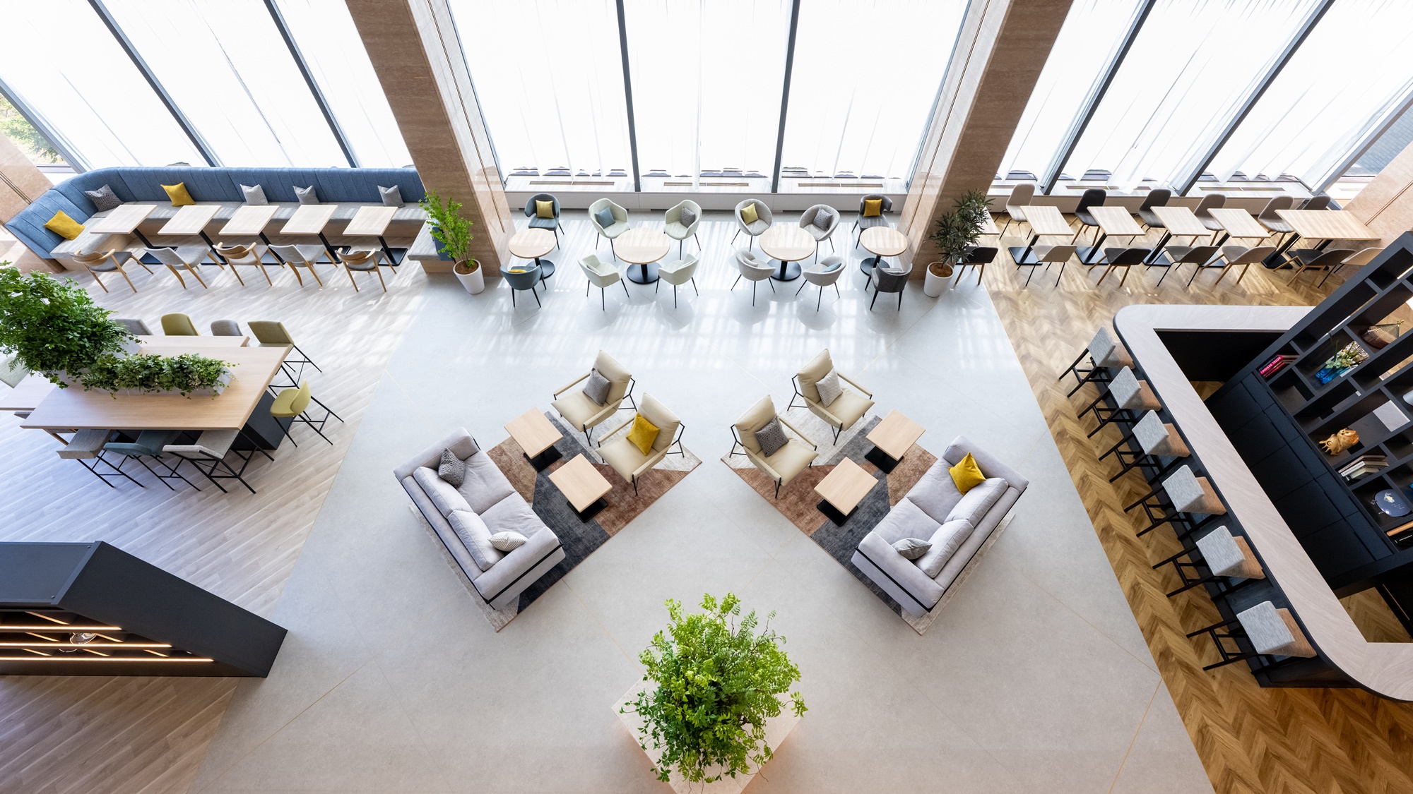 天井の高さと吹き抜けの開放感が魅力のダイニングで、心地よいひとときとお食事をお楽しみください