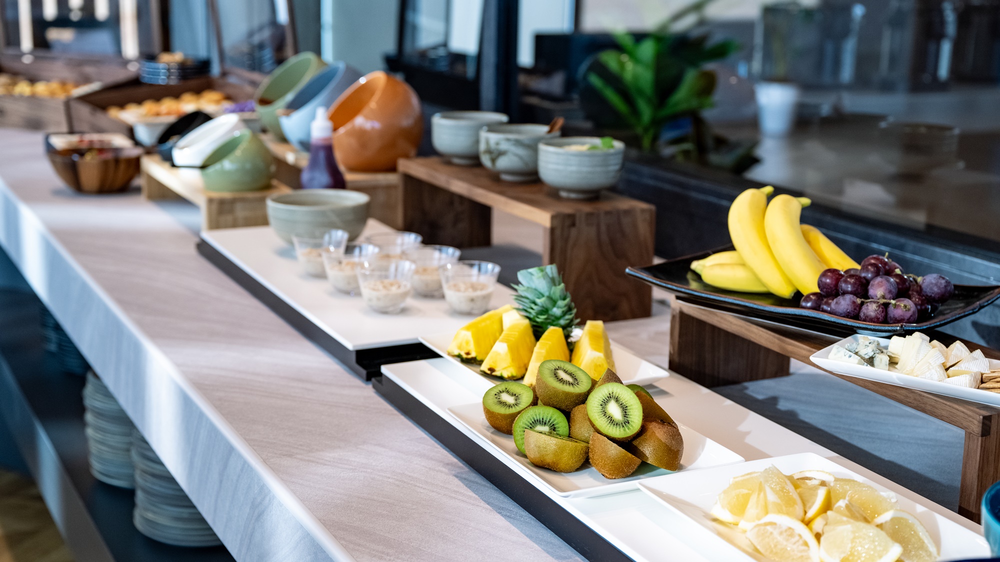 バナナ、キウイ、パインなど、朝のエネルギー補給にぴったりのフルーツをご用意しております