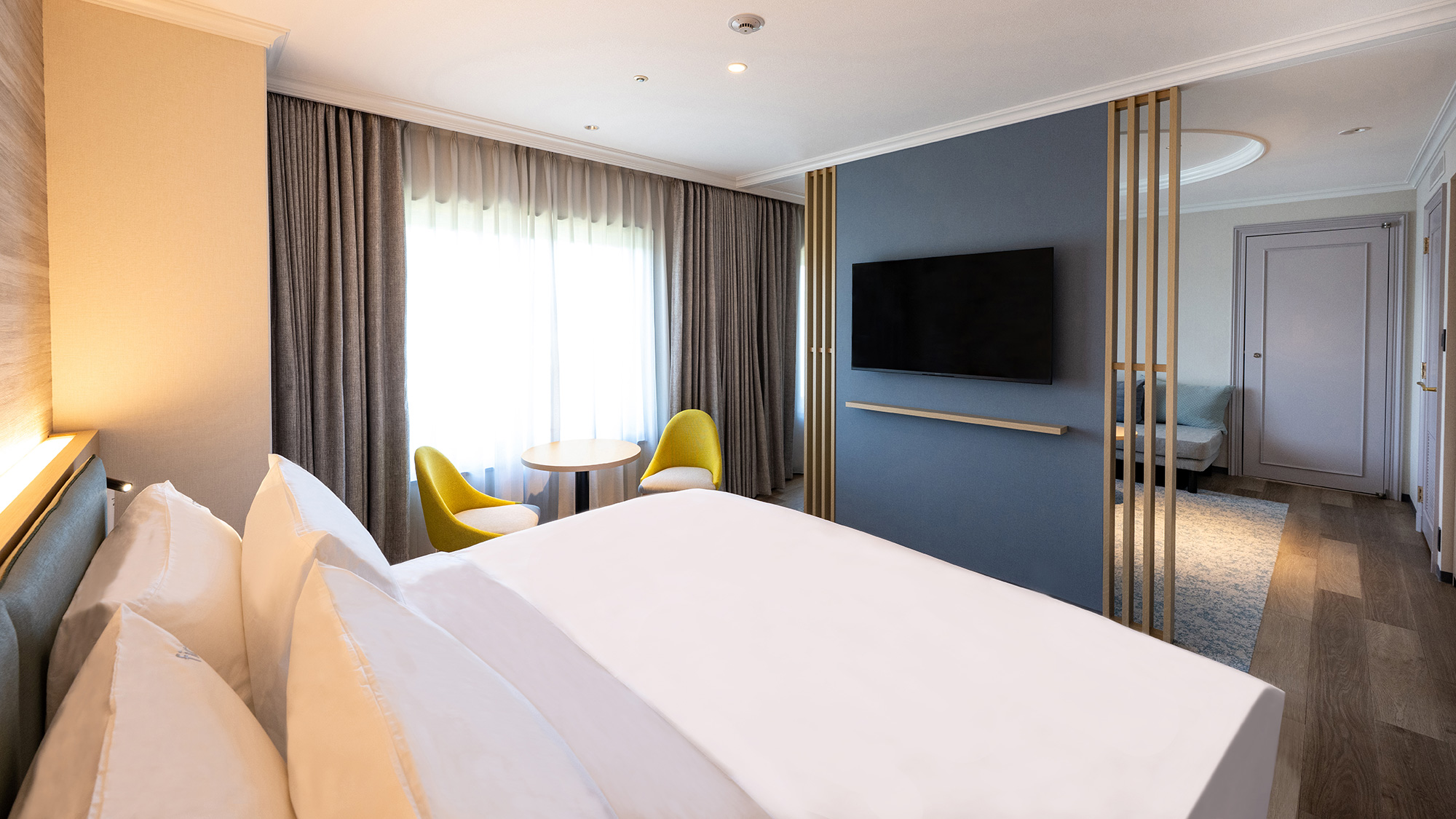 1ベッドルームスイートは、幅200㎝のキングベッドとエキストラ・ソファベッドで1～4名様ご利用可能