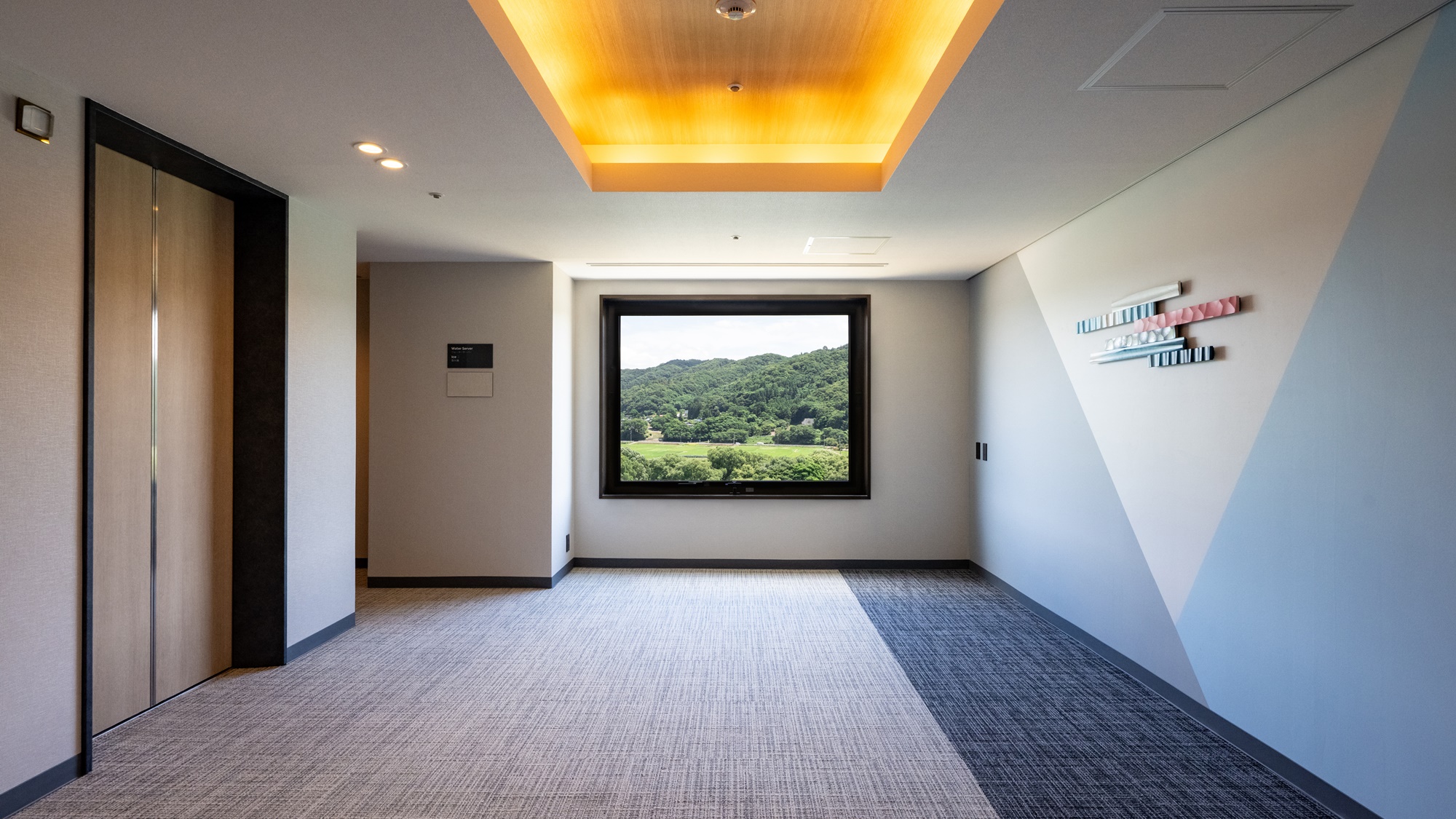 窓越しには北上川を楽しめる、明るく開放的なエレベーターホール