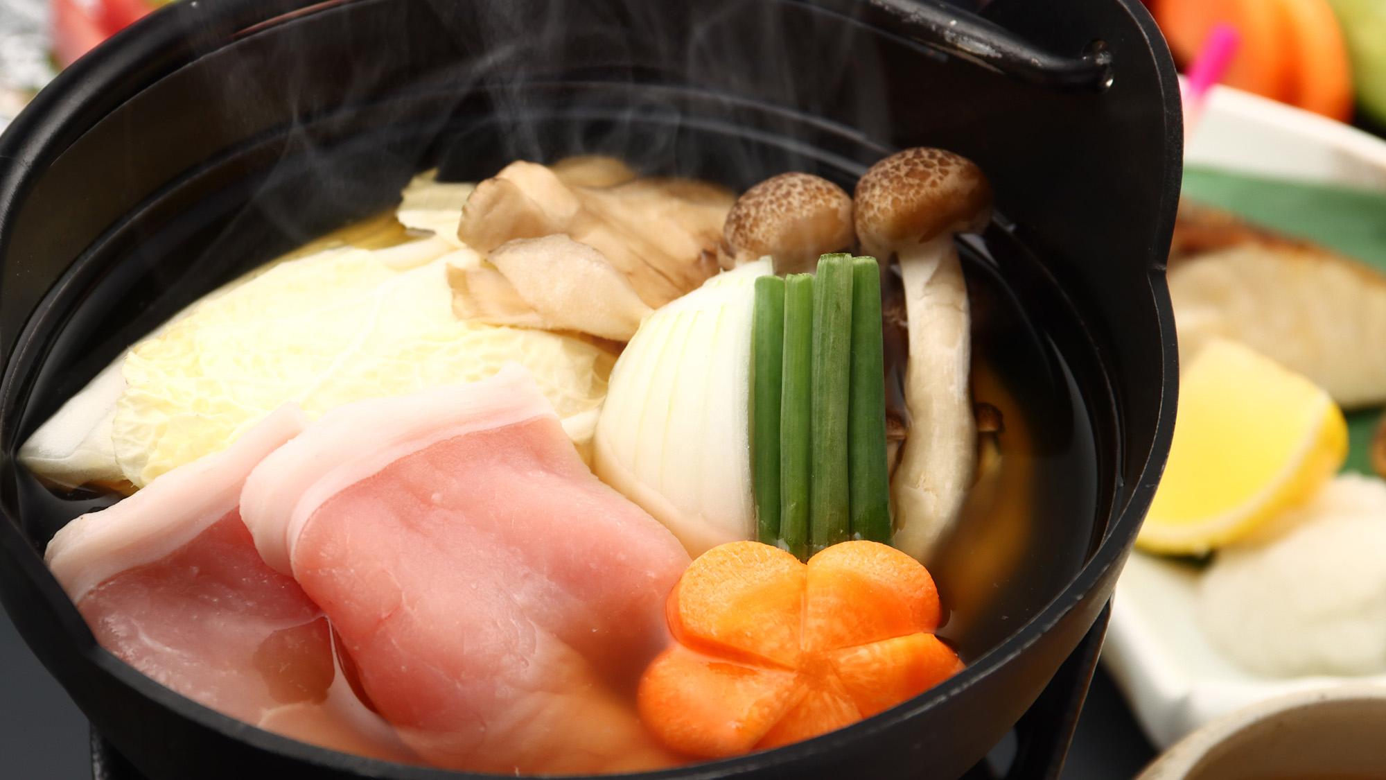 【お食事】夕食。スタンダードプランの一例。 越後もち豚常夜鍋 