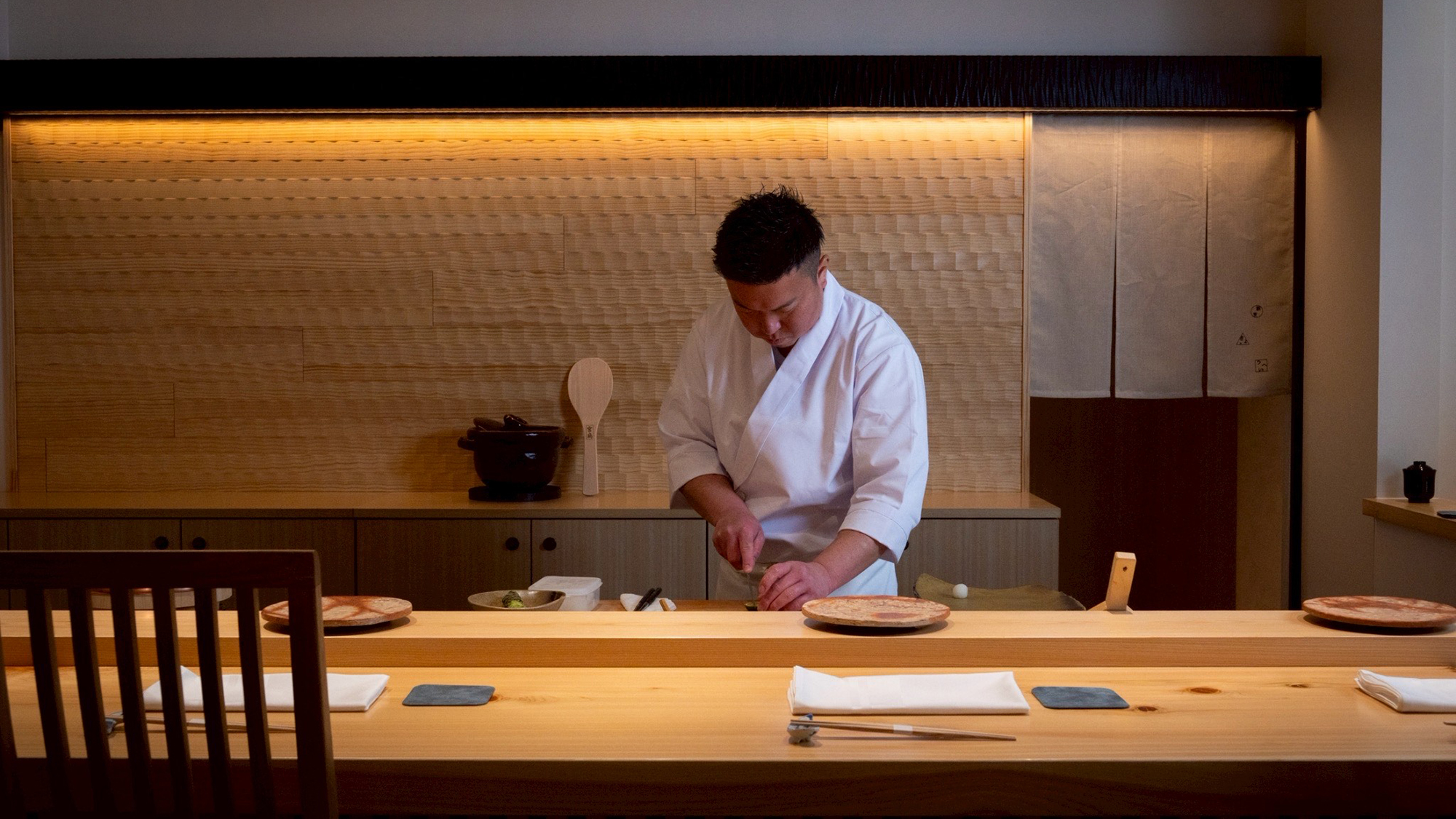 【割烹きょうへい】職人技を間近で味わえるカウンターのお席もございます。