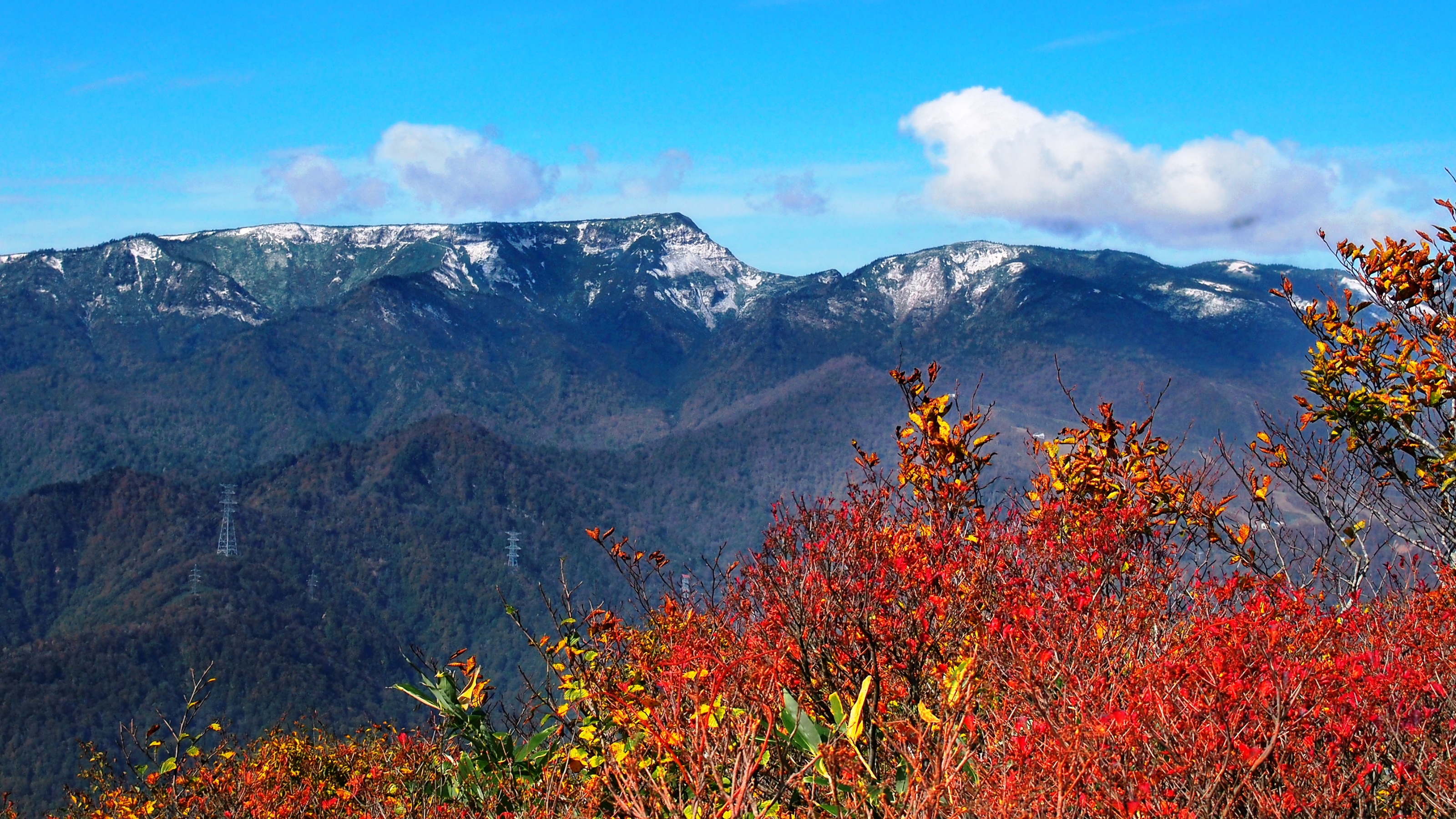 紅葉シーズンの苗場山