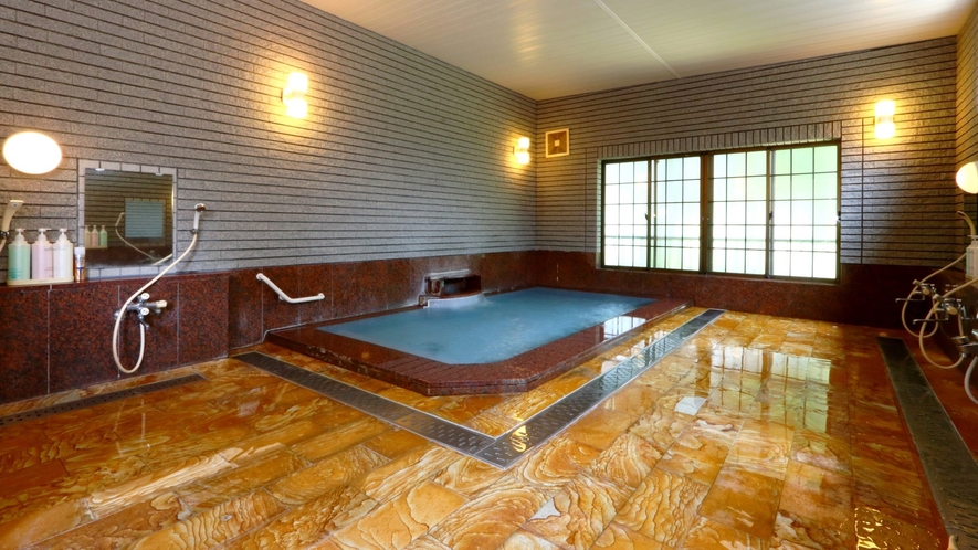 越後湯沢温泉名湯のひとつ「浦子の湯」　広々とした石造りの大浴場