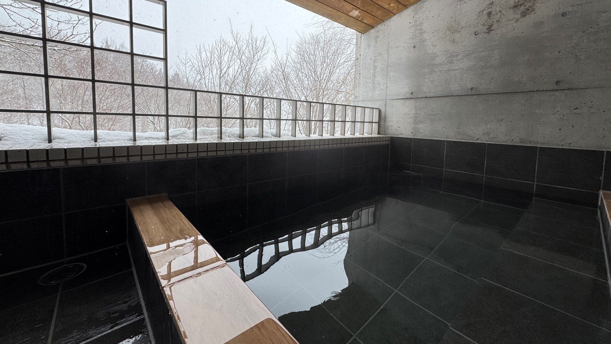 *露天風呂(タワー棟)／四季折々の美しい景色を眺めながら、くつろぎの時間をお過ごしいただけます