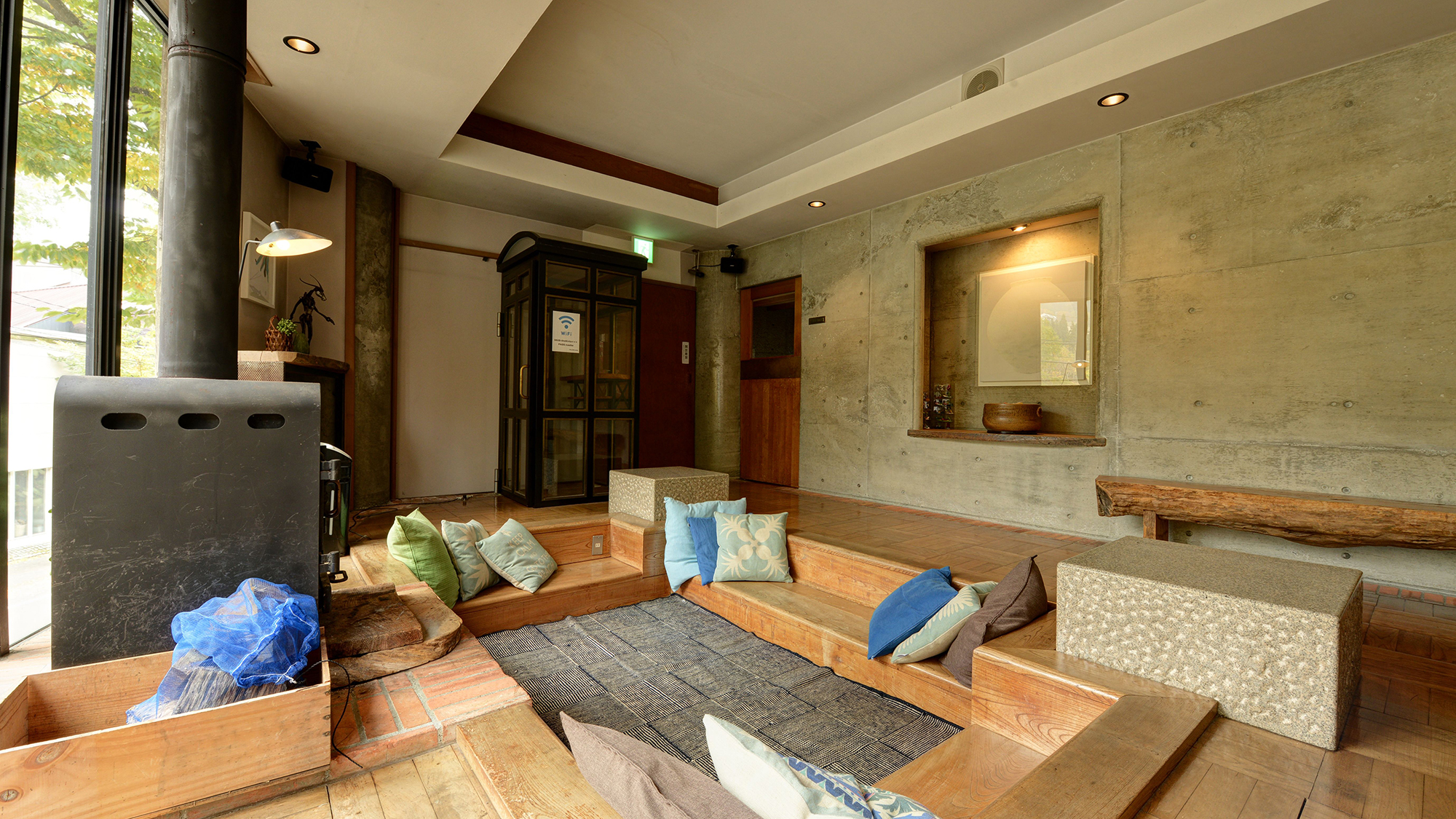 *館内一例_メイン・本館のロビー。