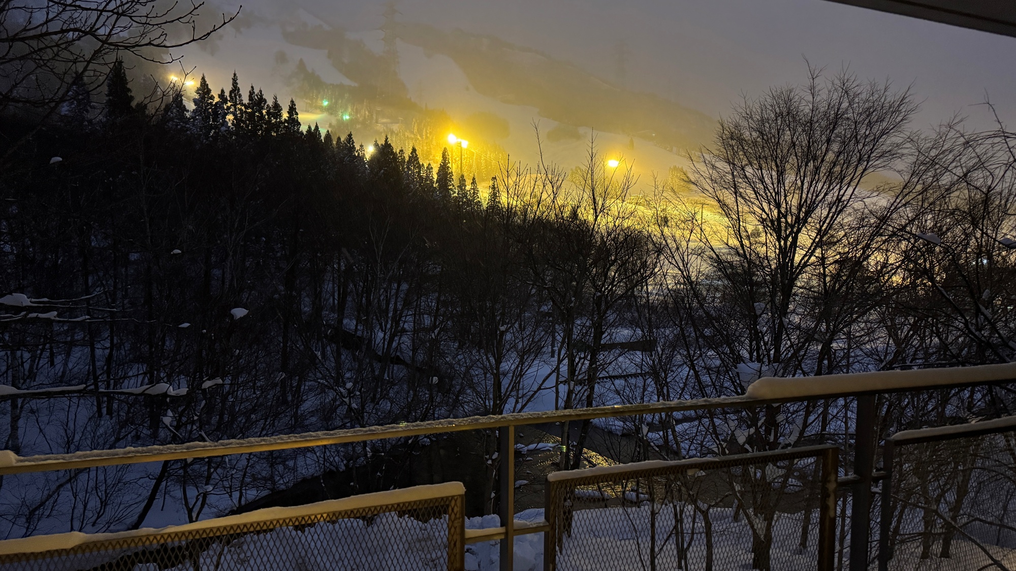 *風景／雪景色に灯る光が幻想的な冬の風景