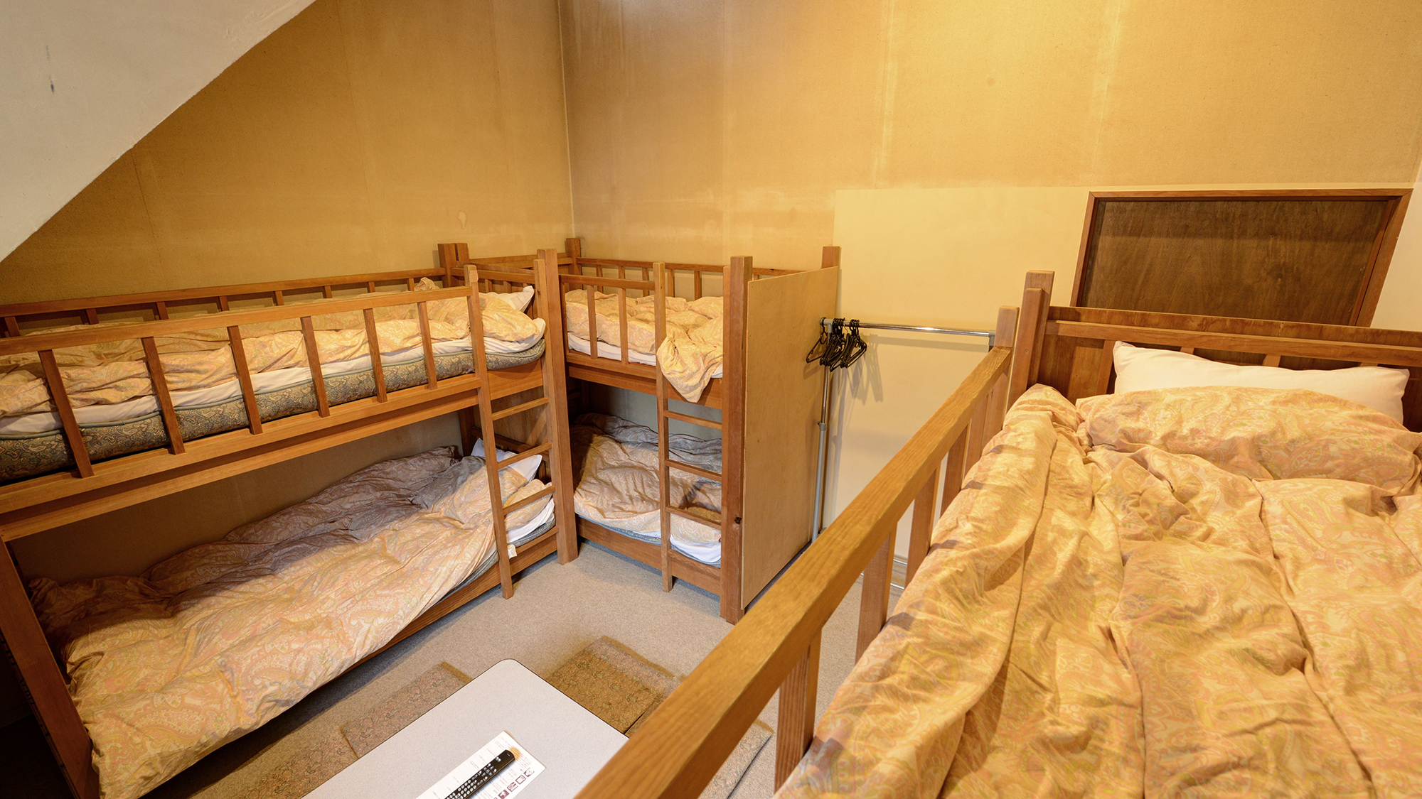 *客室一例_スキーヤーズ/メイン(本館)屋根裏風の二段ベッドのお部屋