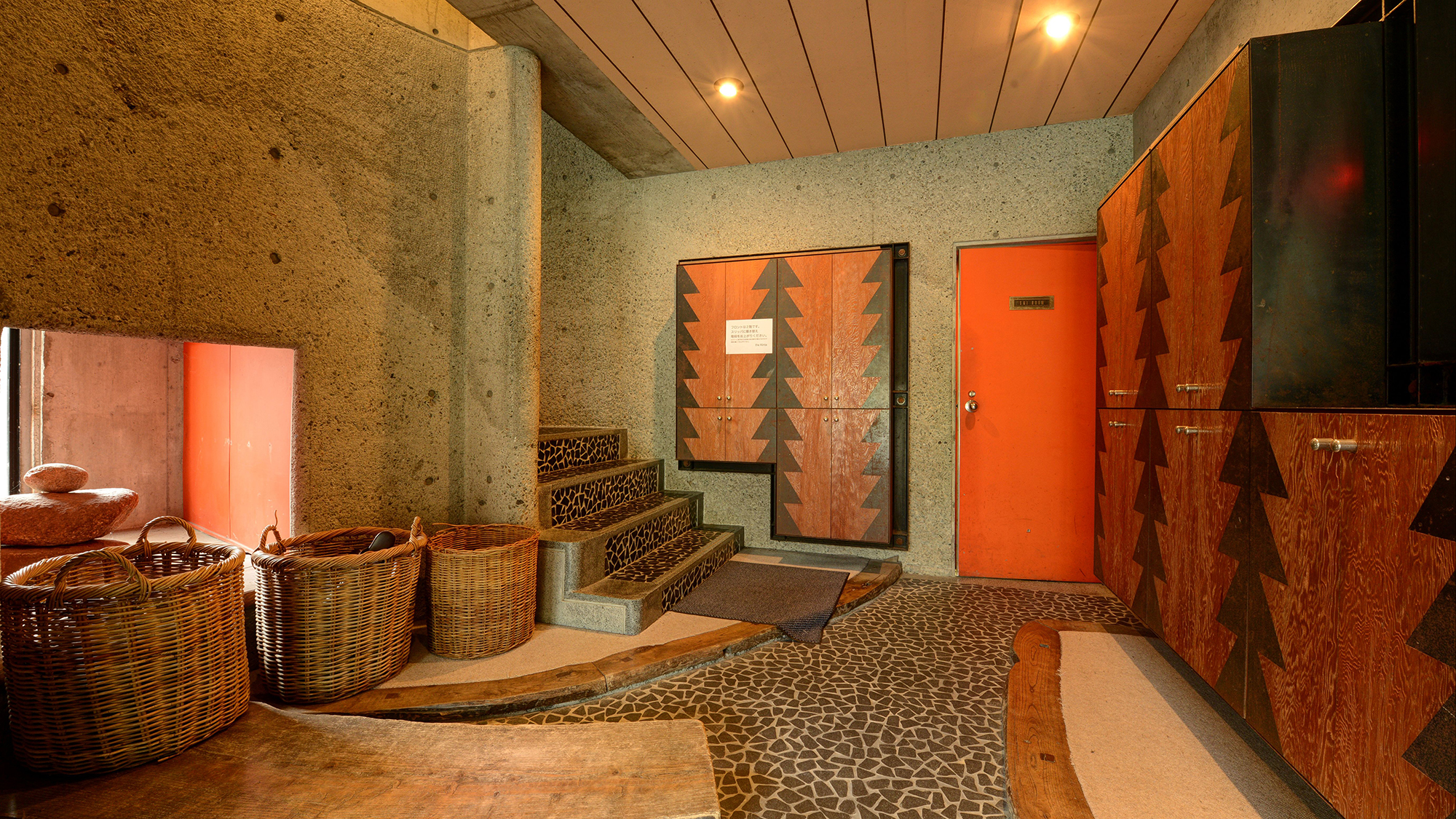 *館内一例_メイン・本館の玄関。靴を脱いで2階へお上がりください。