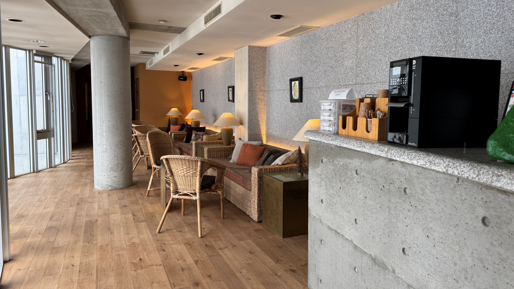 *タワー棟 2階／自由にご利用いただける、ホットドリンクサーバーをご用意しております