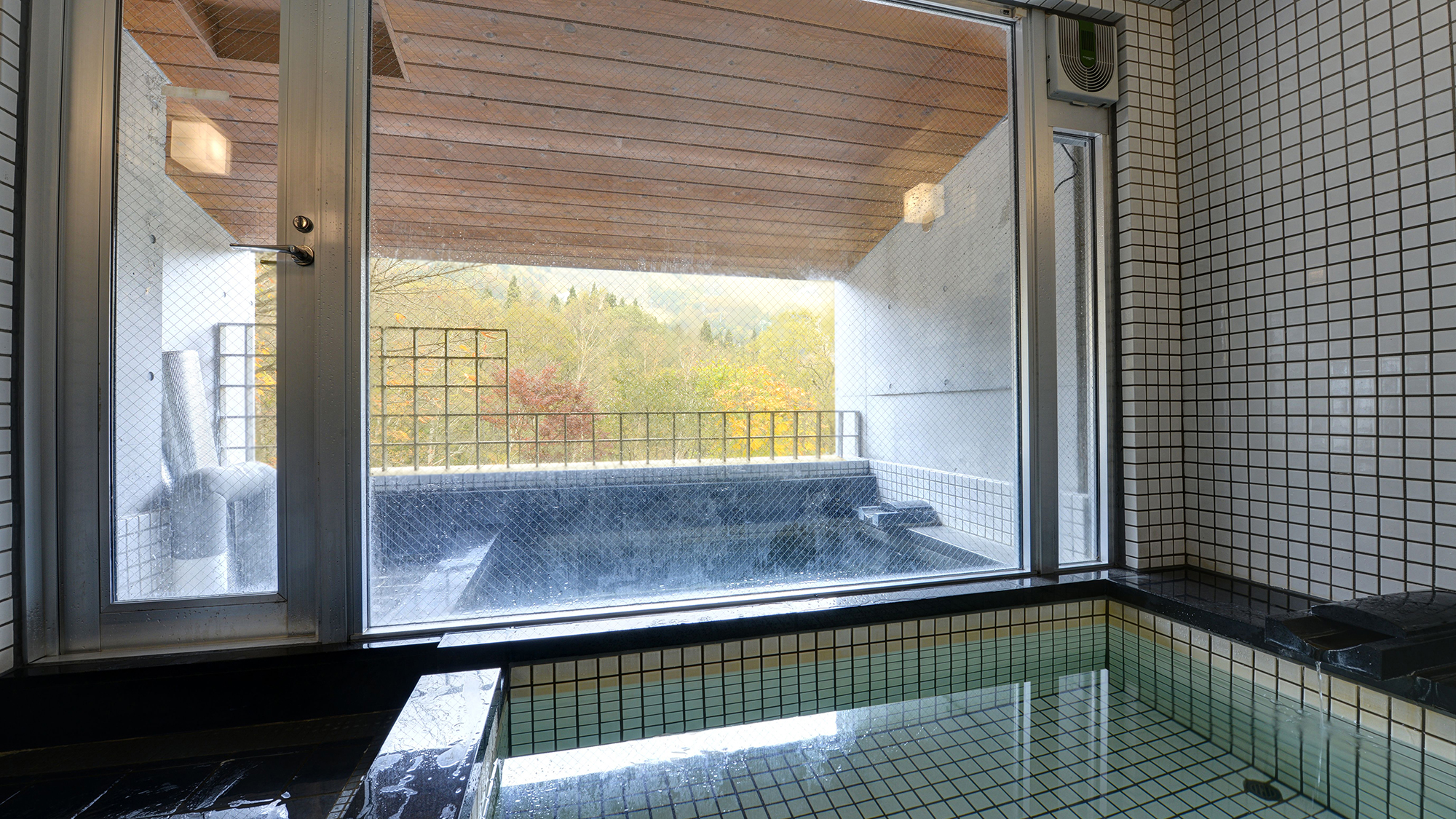 *タワー館浴場(内風呂)_クアハウスで癒しの気分をご満喫ください