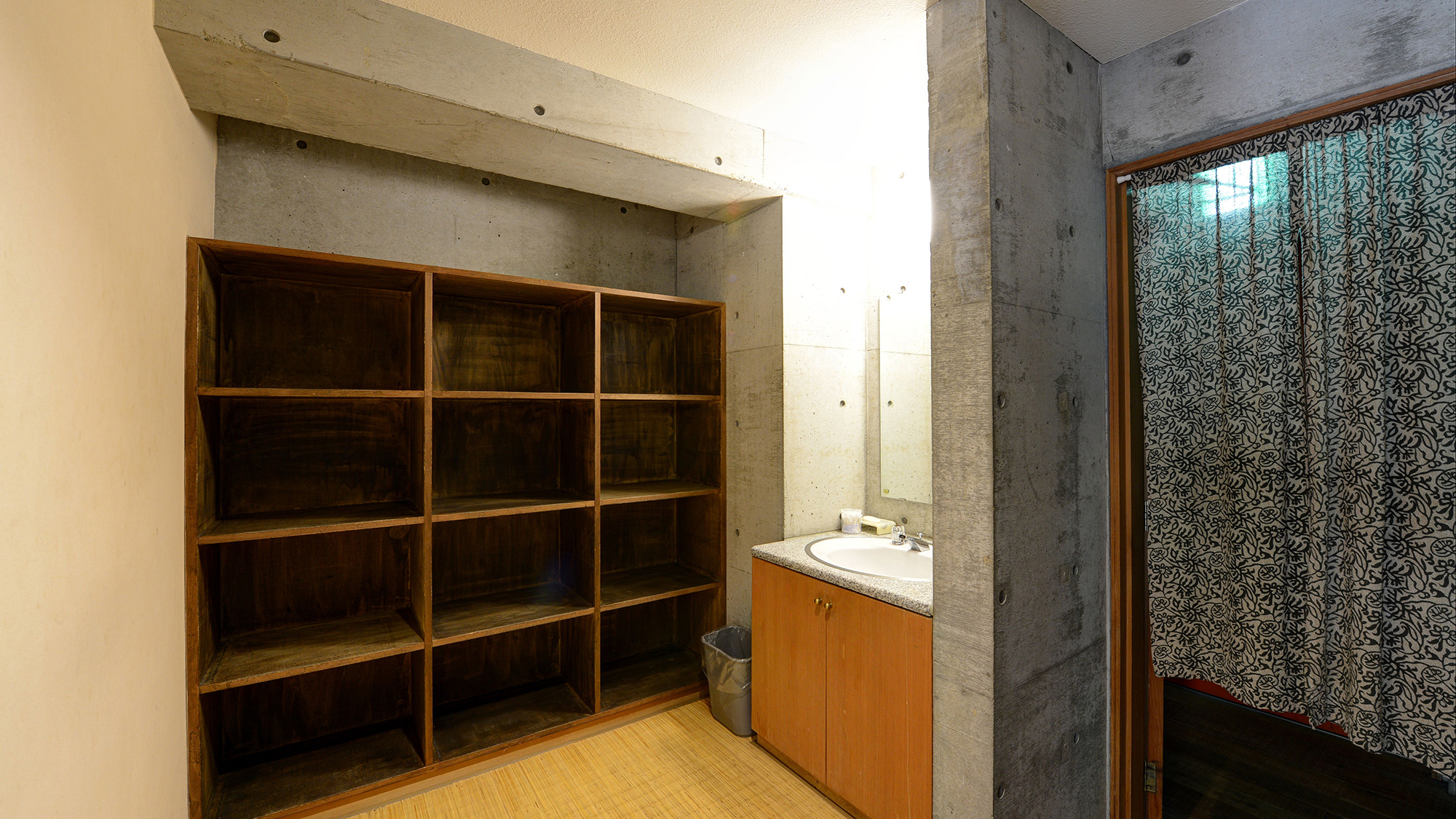 *タワー館浴場(脱衣所)_露天風呂・水風呂・サウナも備えてございます