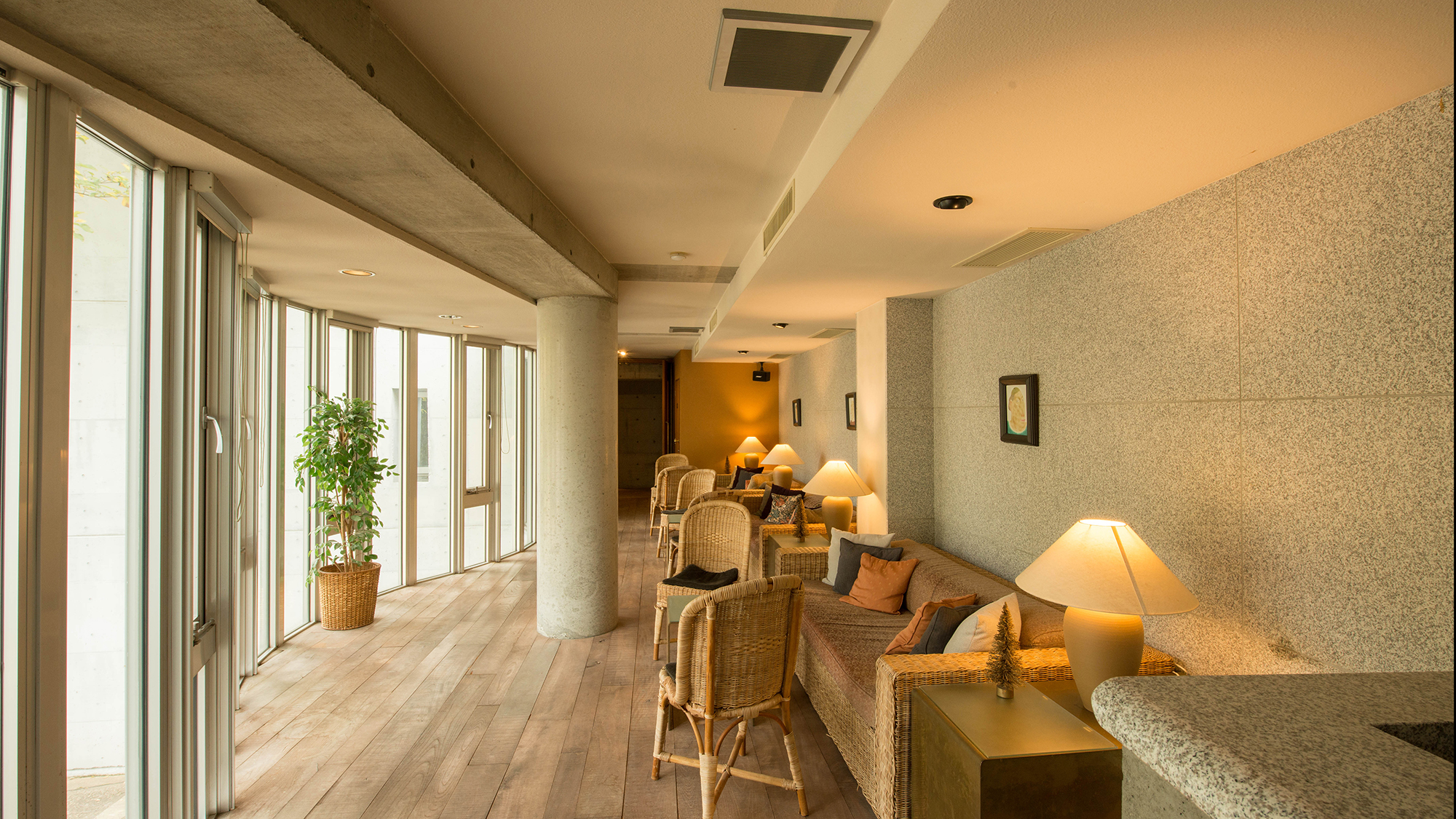 *館内一例_タワー館のロビーラウンジ