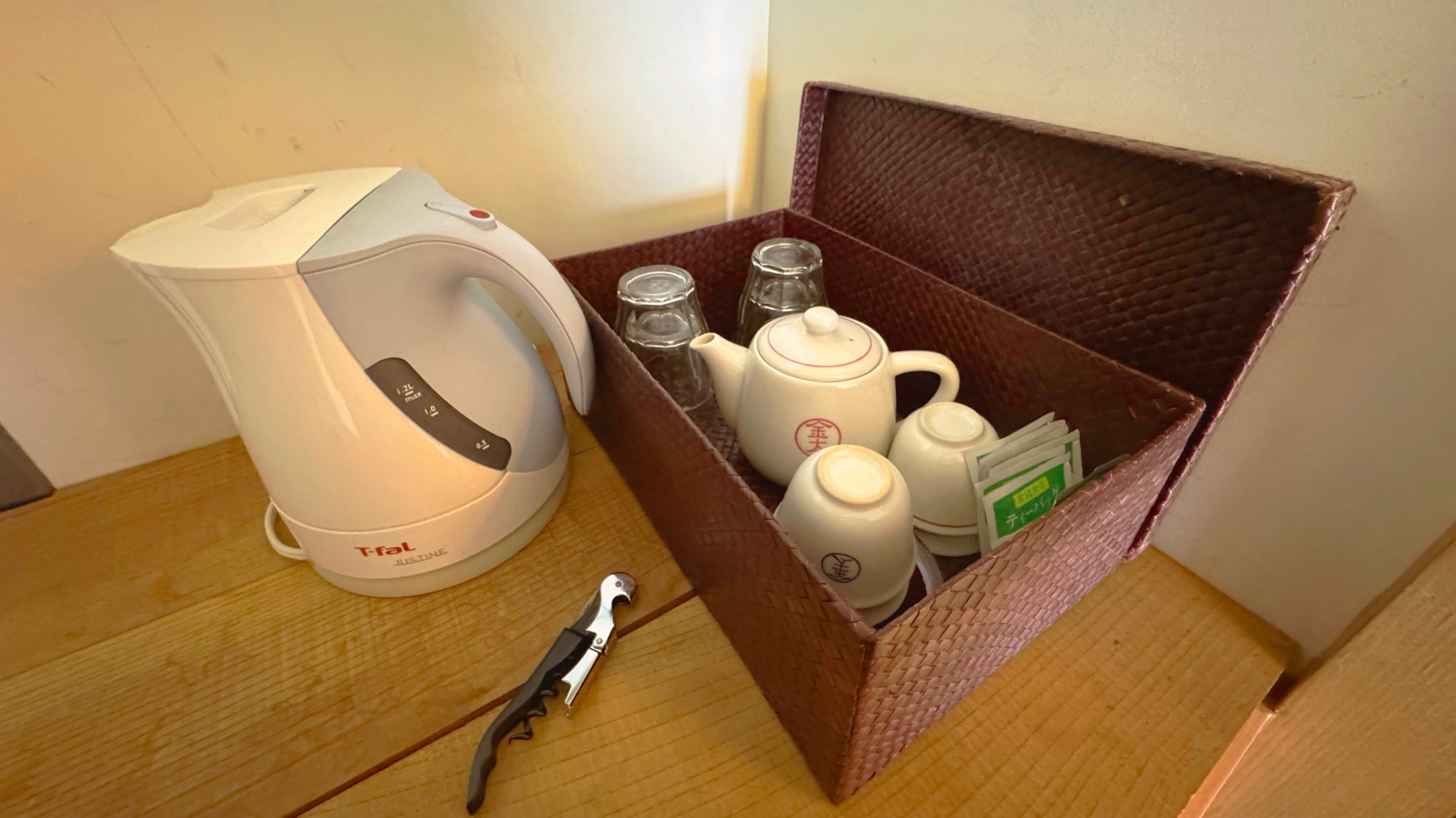 *客室／お茶セットを備え付けております