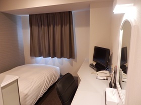 Kamar single kecil berukuran 11 hingga 13 meter persegi Lebar tempat tidur 110 hingga 140 cm di kamar yang kompak.