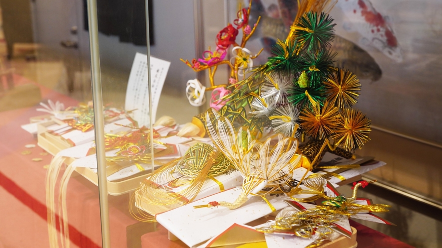 ロビーには飯田市の伝統工芸『水引』を展示しております。華やかな装飾をお楽しみください。