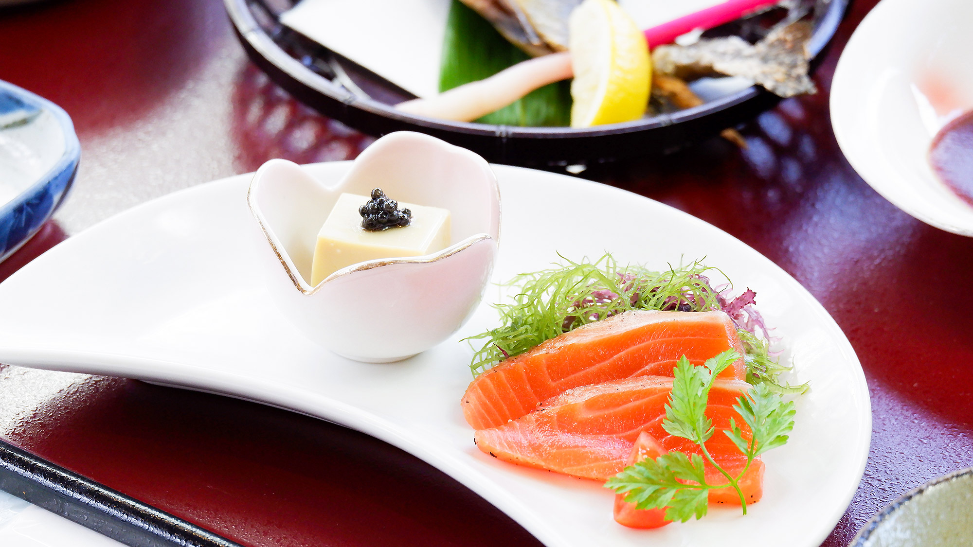 ・【夕食一例】一皿ずつに職人の技が光る会席料理。ワンランク上の夜を演出します