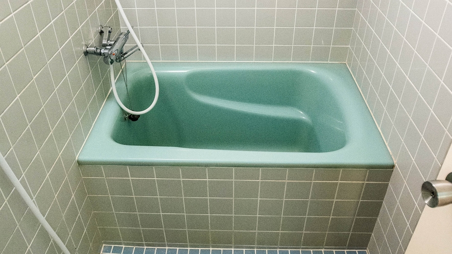 ・【和洋室一例】清潔感のあるタイル張りのお風呂
