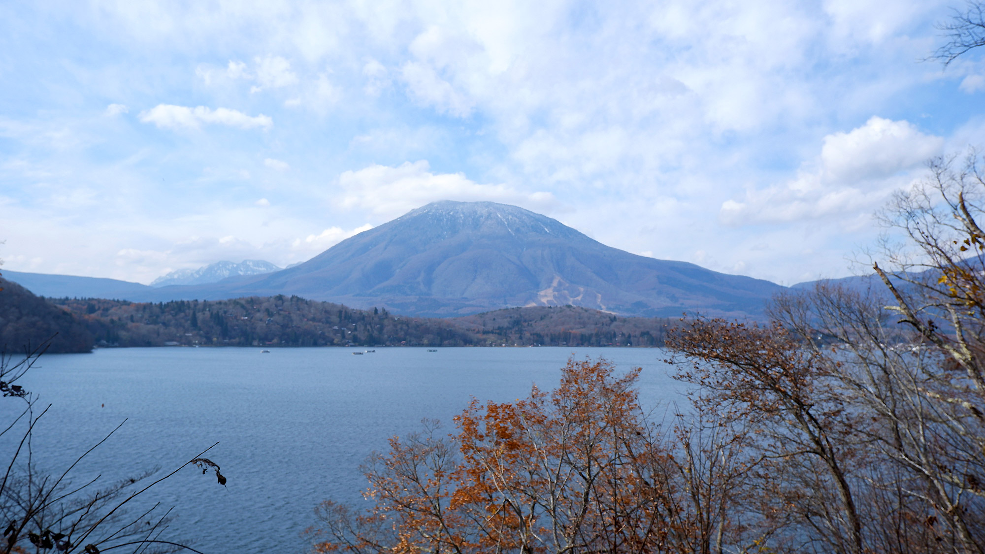 ・【周辺】信州の大自然に抱かれた野尻湖は、訪れるたびに新しい発見と感動があります
