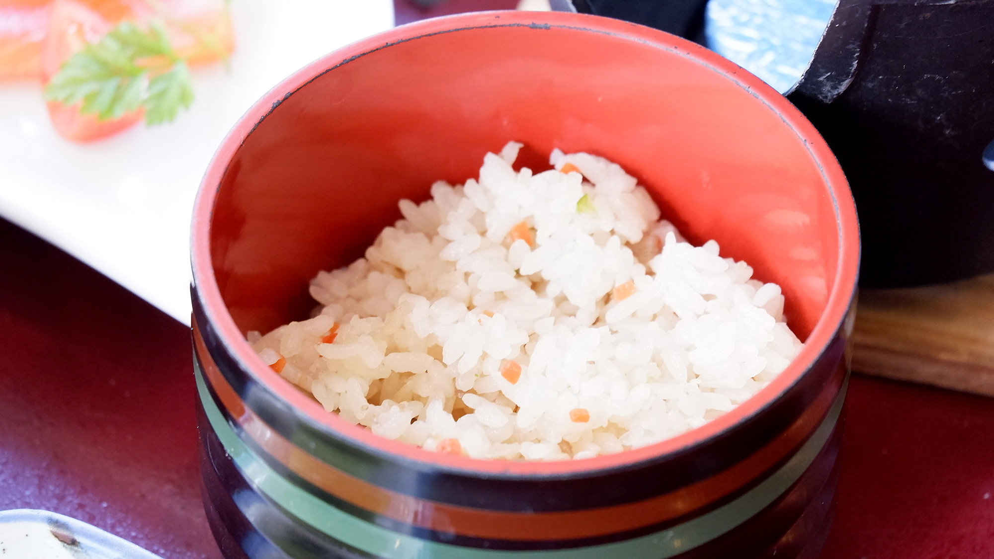 ・【夕食一例】ふっくら炊き上げたご飯でお腹いっぱい！旅先の食卓の美味しさで満たされます