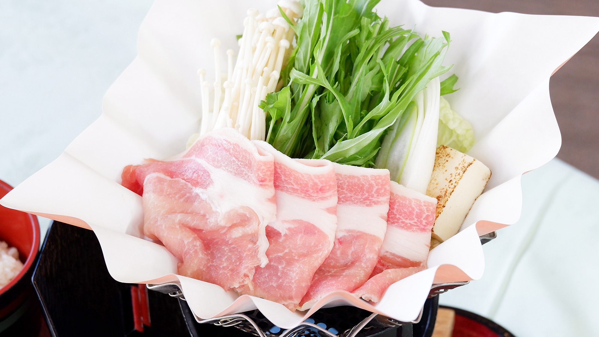 ・【夕食一例】旨みあふれるお肉とたっぷり野菜を堪能する自慢のあったか鍋