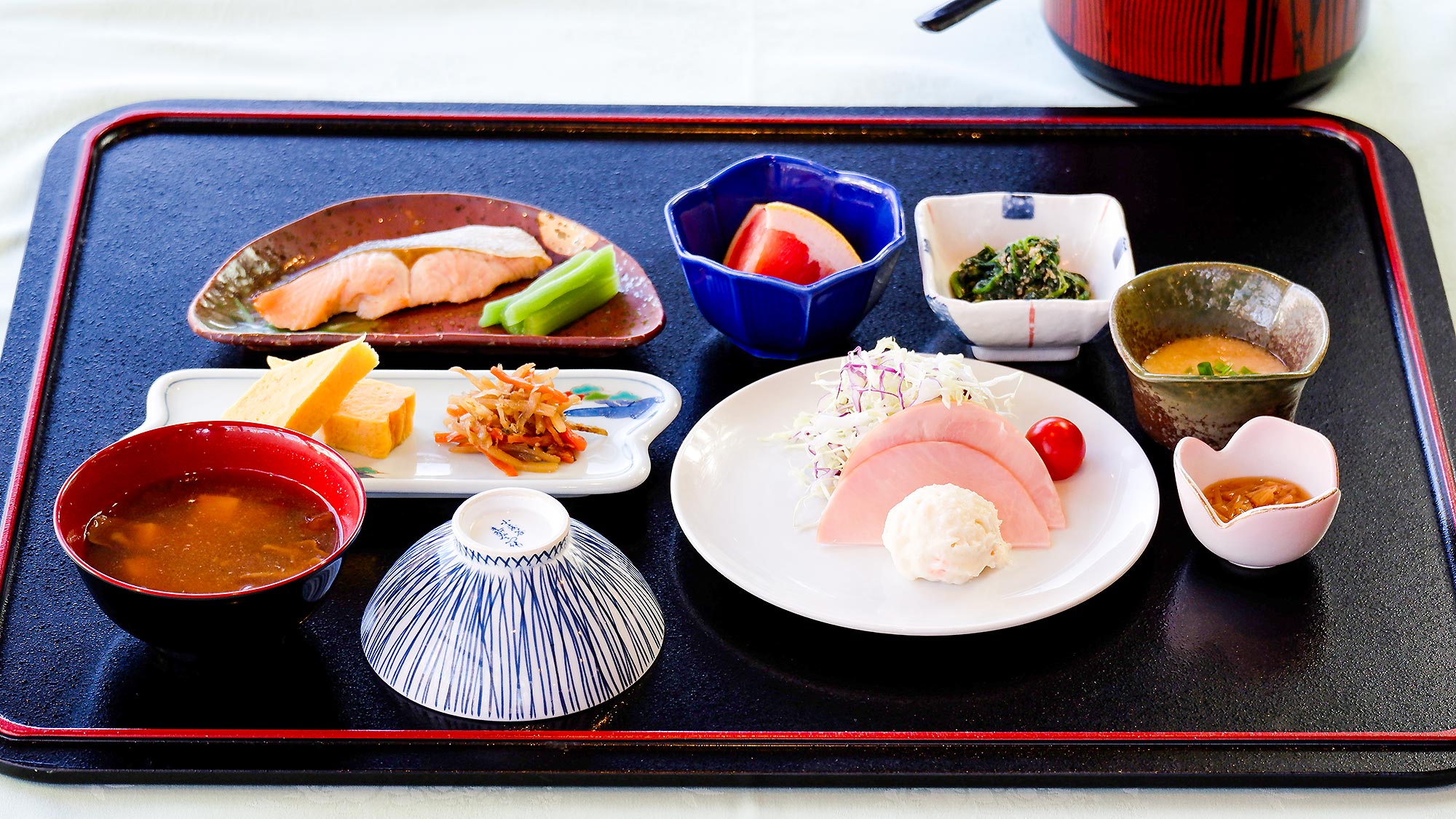 ・【朝食一例】彩り豊かな小鉢が並ぶ、身体にやさしい和朝食をご用意しております