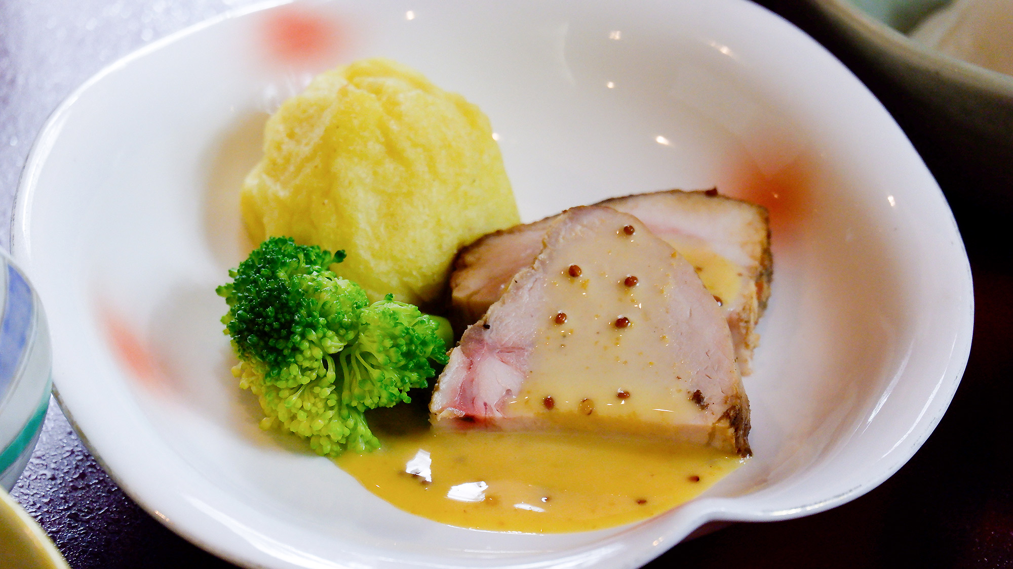 ・【夕食一例】ごはんは旅の楽しみの一つ。彩り豊かな小鉢が食欲をそそります