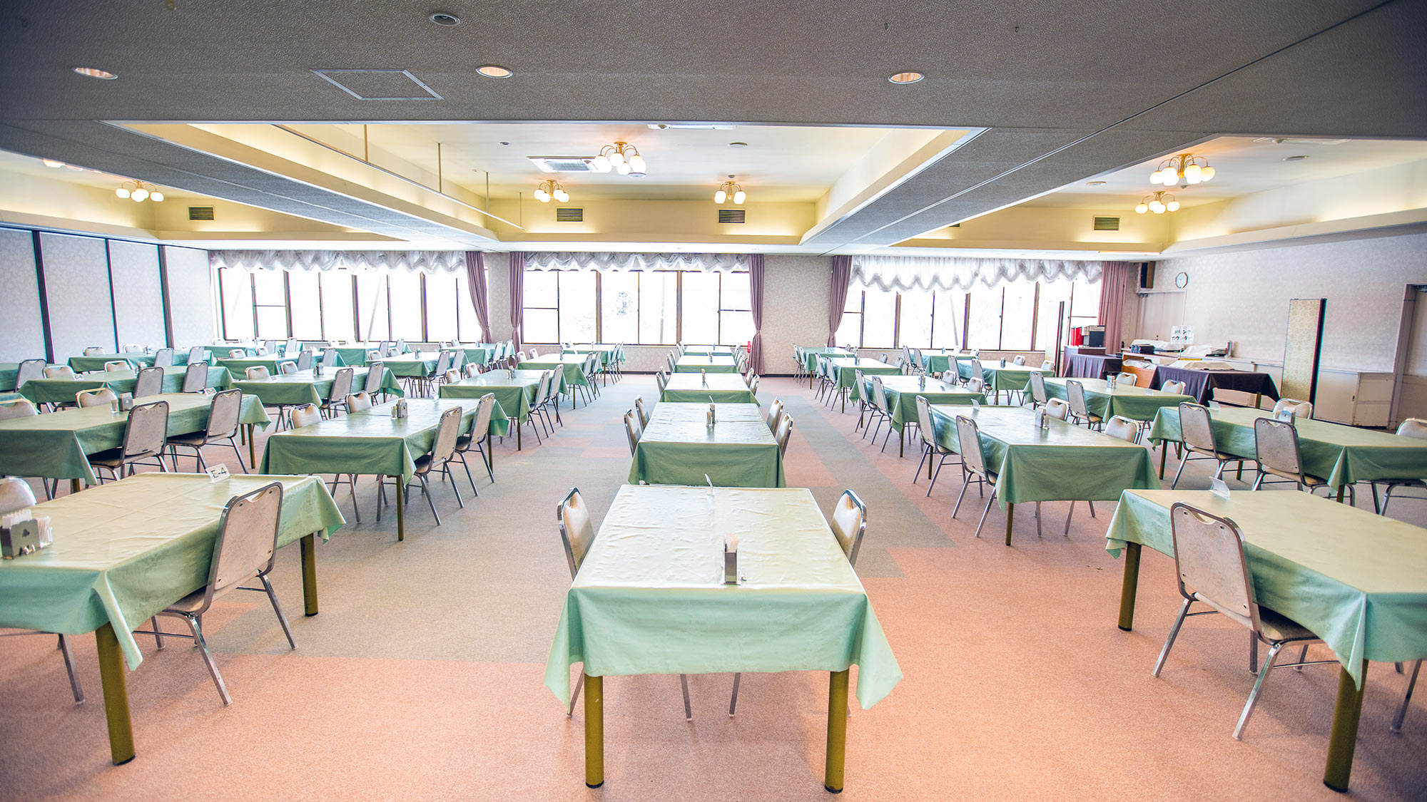 ・【レストラン】100席超！団体旅行の食事に最適