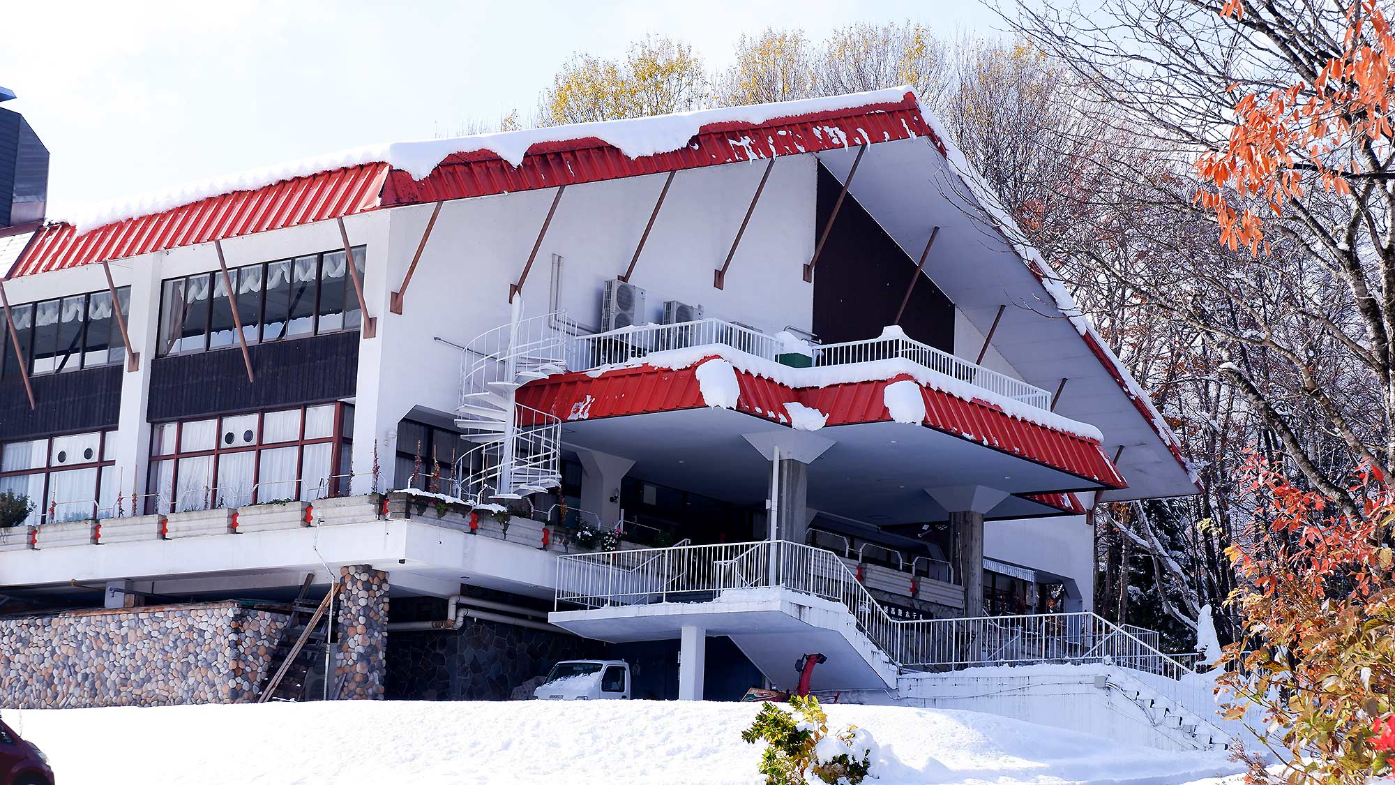 ・【外観】黒姫の森に囲まれたクラッシックスタイルのホテルです