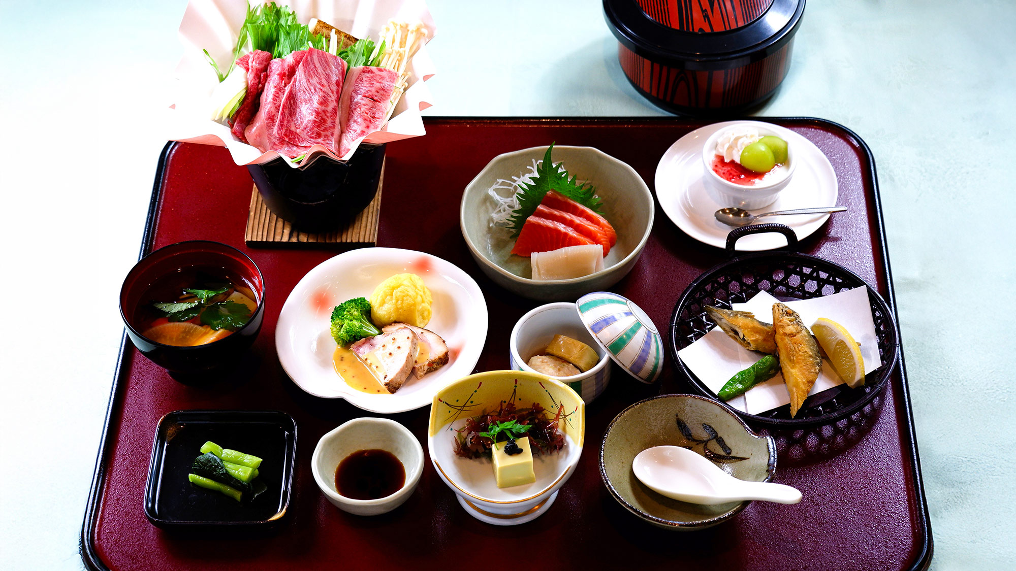 ・【夕食一例】季節の恵みを贅沢に盛り込んだ会席膳。上品な味わいで特別な夜を演出します